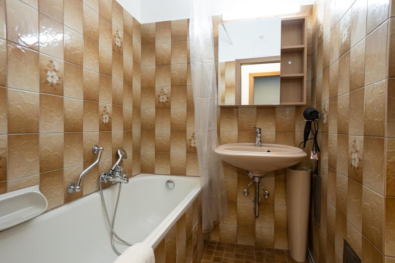 A Spacious 3-Bedroom Apartment With King-Size Beds Is Located Within 5 Minute'S Walk From The Prater Bécs Kültér fotó